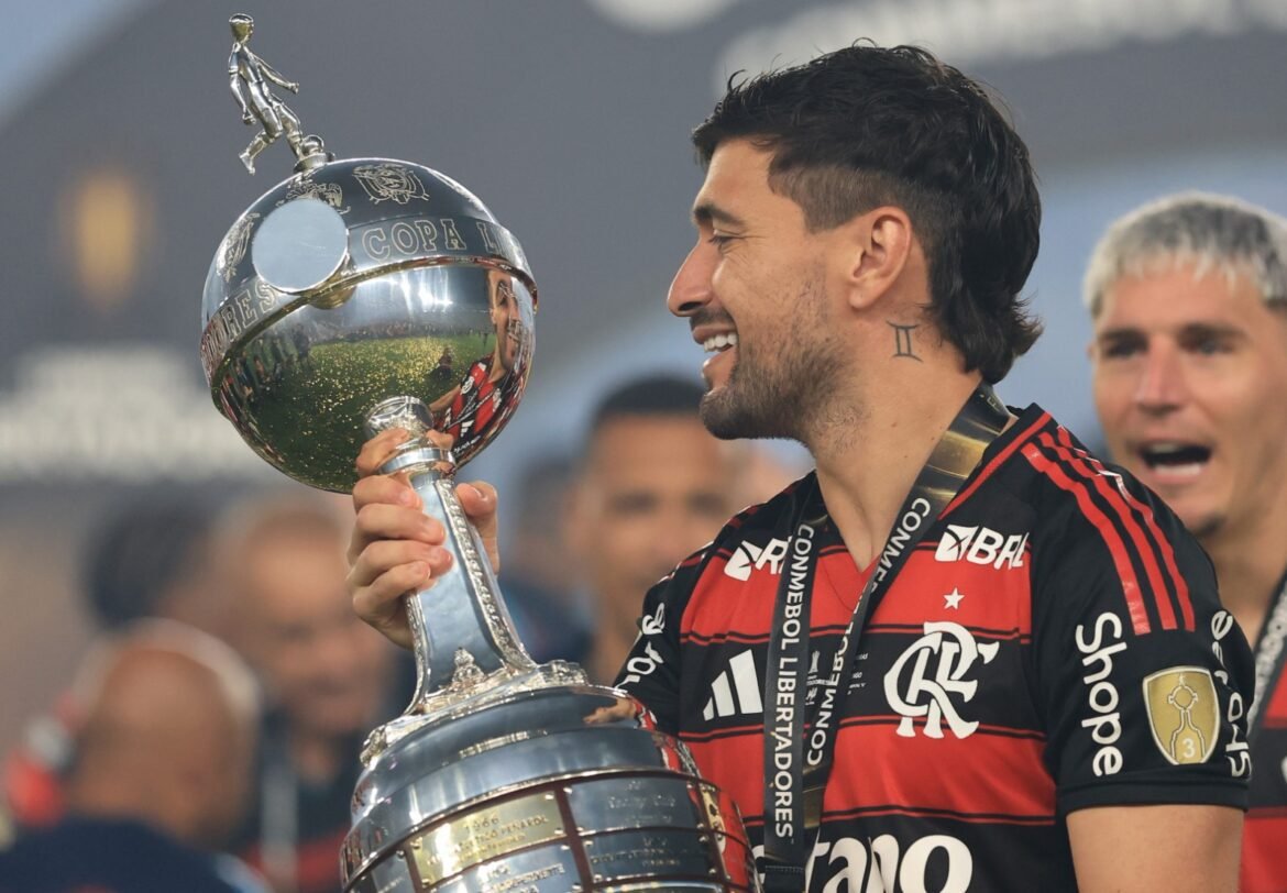 Arrascaeta alcança recorde impressionante na Libertadores com o tetracampeonato do Flamengo.