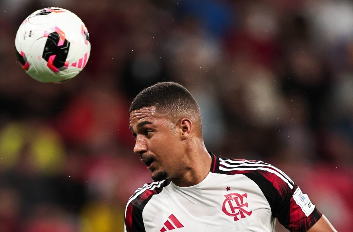 Bola do Intercontinental surpreende o Flamengo, que busca se adaptar rapidamente.