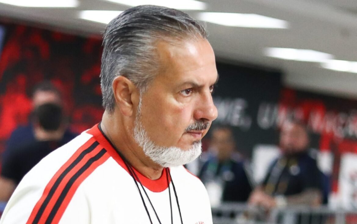 Declaração de José Boto sobre o futuro no Flamengo gera controvérsia entre torcedores rubro-negros.