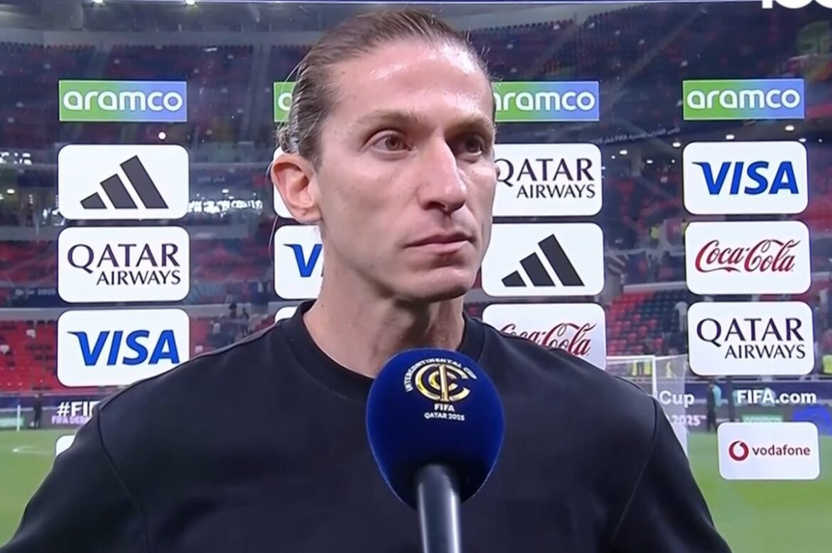 Filipe Luís detalha mudança que liberou o Flamengo na partida contra o Cruz Azul.