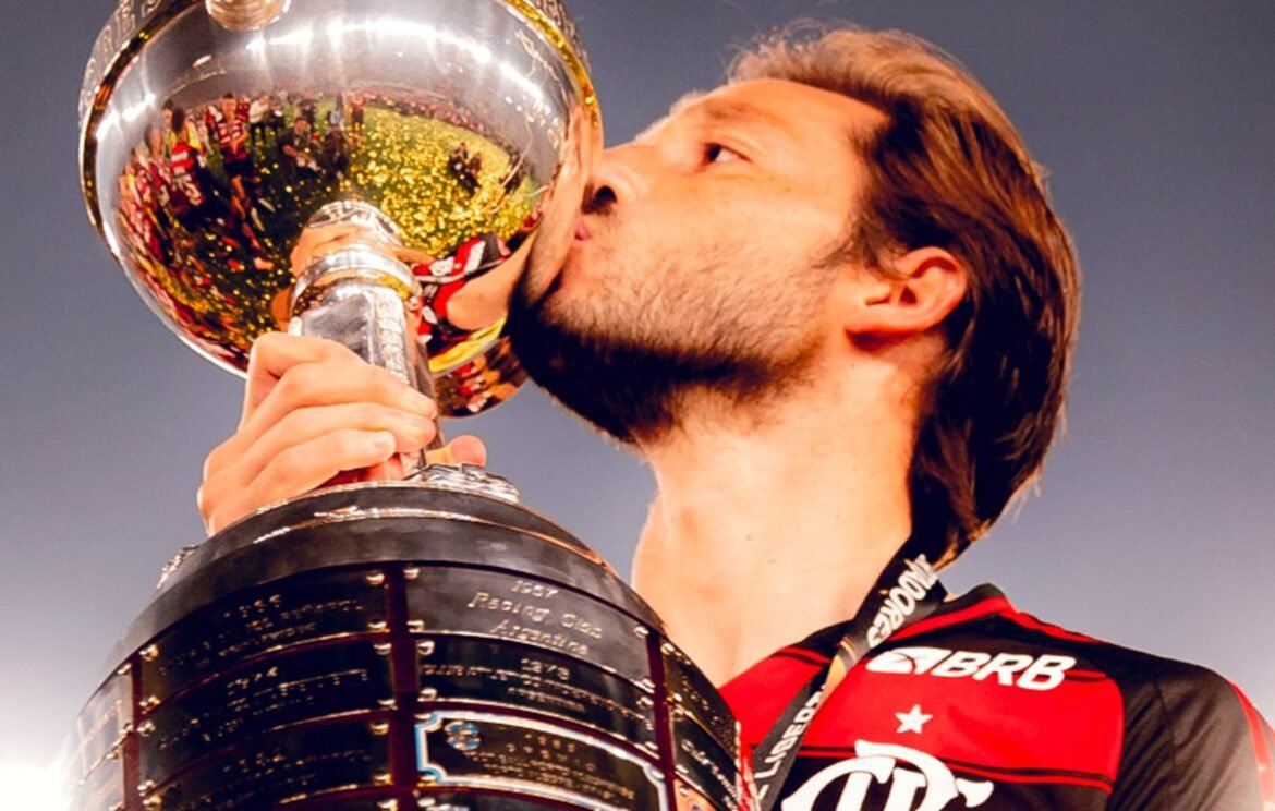 Flamengo implementa estratégia inesperada para Matías Viña.