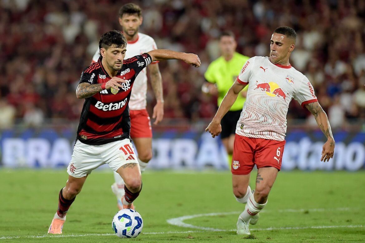 Flamengo x Pyramids: Filipe Luís mantém a mesma formação que brilhou contra o Red Bull Bragantino no Brasileirão.