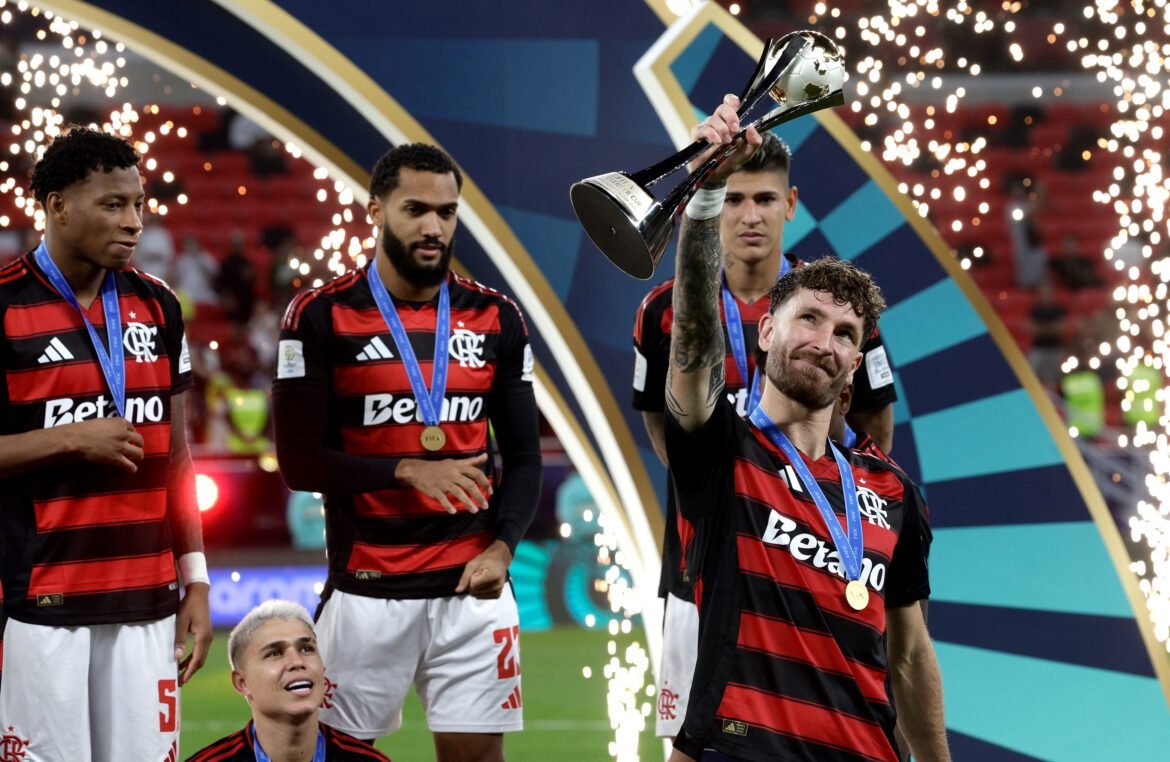 Léo Pereira atinge seu melhor desempenho em gols na carreira.