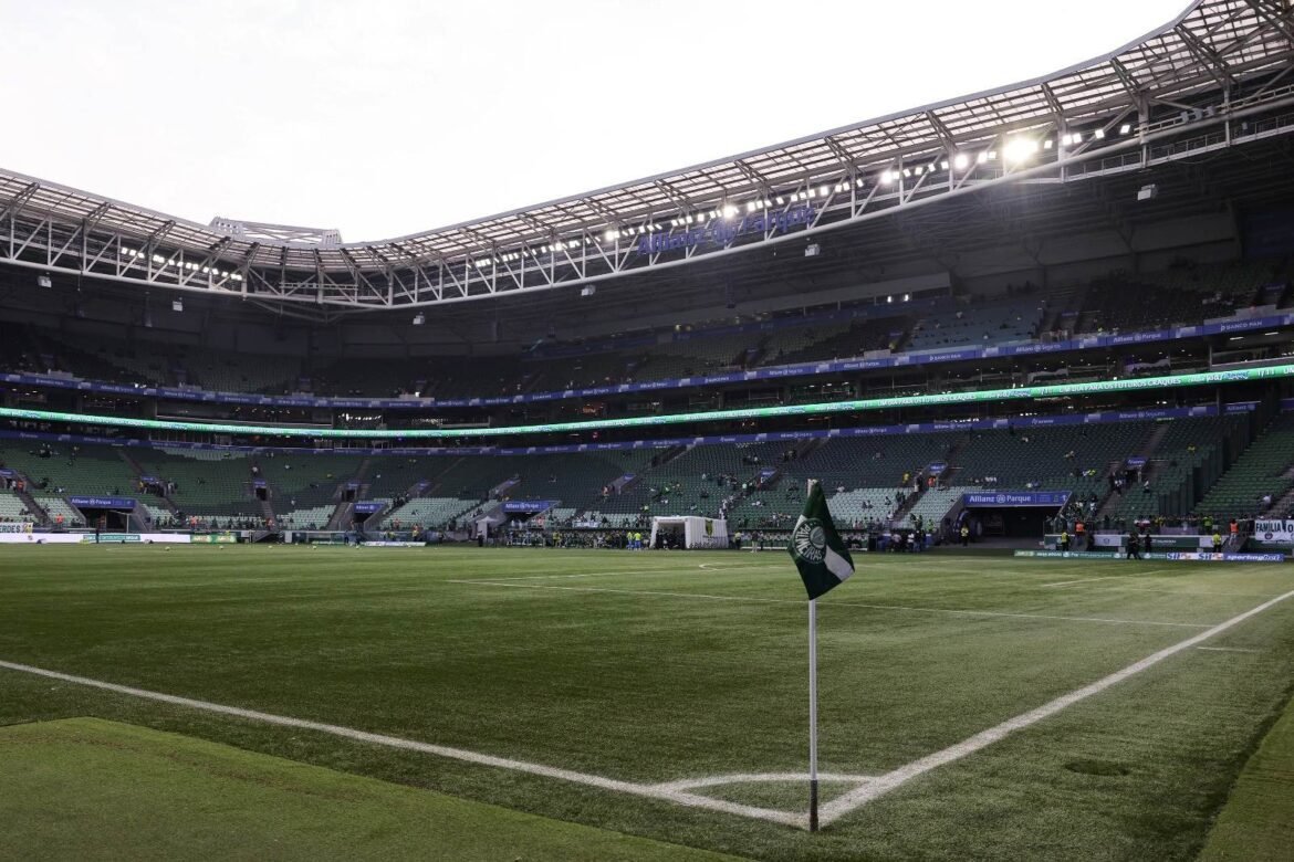 Palmeiras provoca Flamengo, apoia campo sintético e utiliza declarações de jogadores do time carioca para criticar o Maracanã.