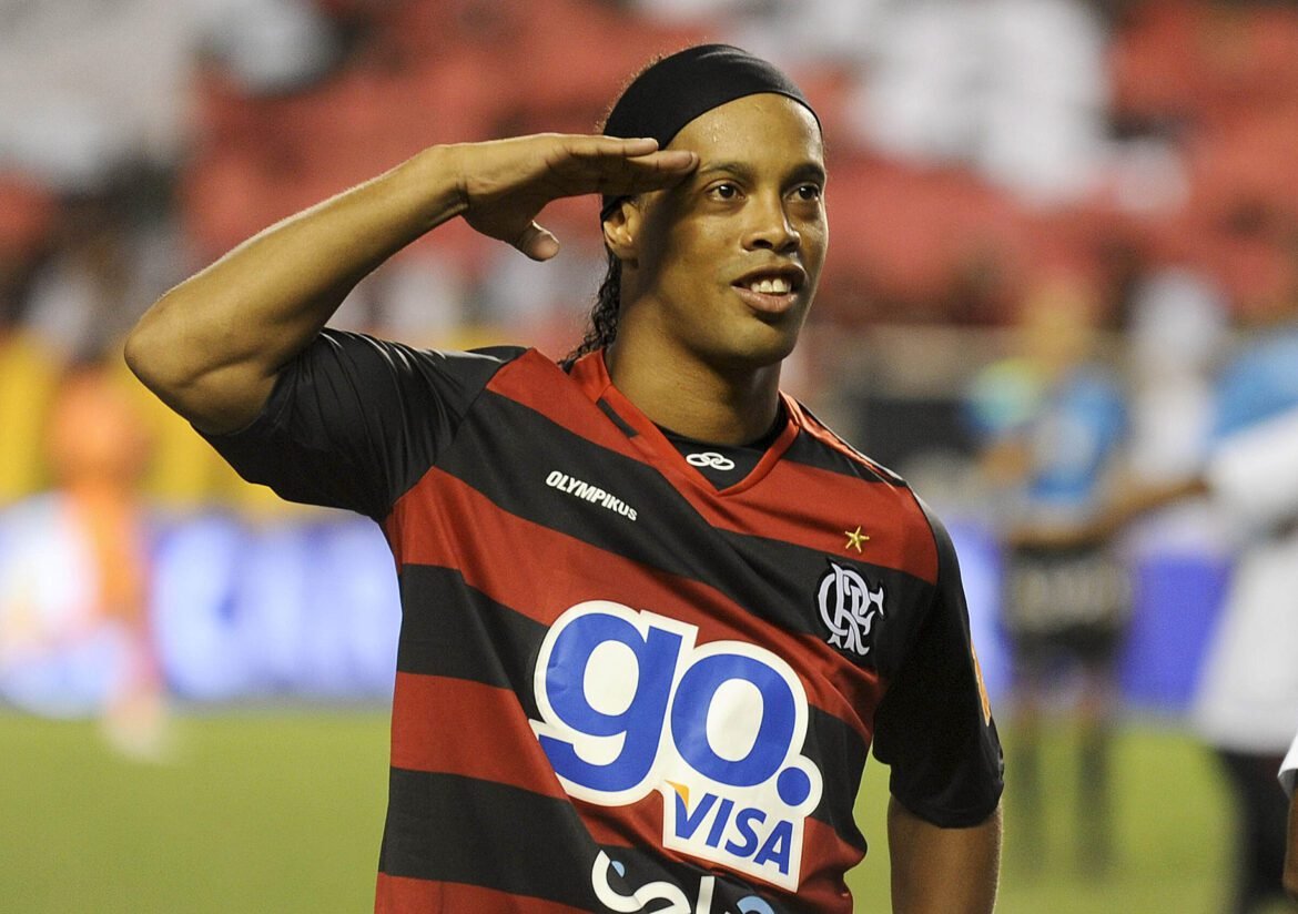 Ronaldinho esclarece as distinções entre suas experiências no Flamengo e no PSG.