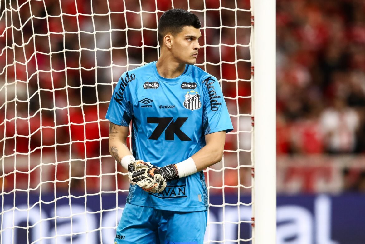 Santos define futuro de Gabriel Brazão.