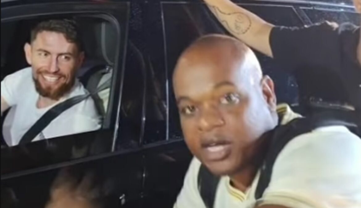 Torcedor do Flamengo entoa música em homenagem a Jorginho após treino no Ninho.