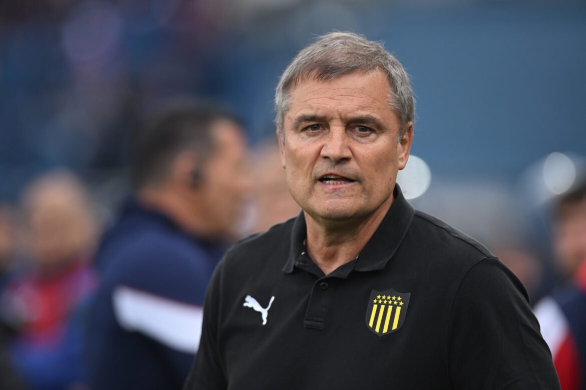 Aguirre, técnico do Peñarol, menciona triunfo sobre o Flamengo ao abordar a desigualdade econômica na América do Sul.