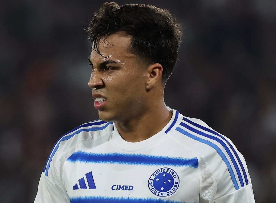 Cruzeiro impede a contratação de Cebolinha e dificulta negociação com o Flamengo por Kaio Jorge.