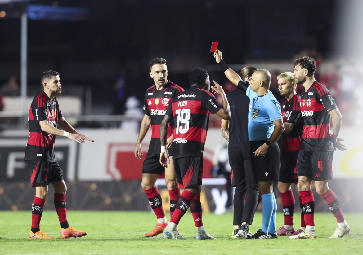 Filipe Luís fala sobre a polêmica e a expulsão de Jorginho no encerramento da partida entre São Paulo e Flamengo.