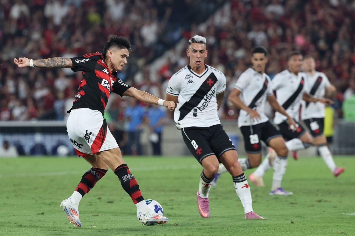 Flamengo busca preservar invencibilidade contra o Vasco e evitar risco de rebaixamento.