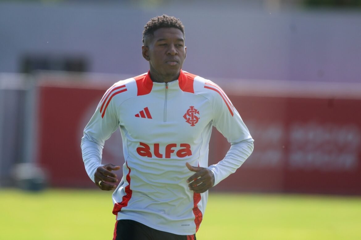 Vitão é flagrado treinando durante as férias antes de se juntar ao Flamengo.
