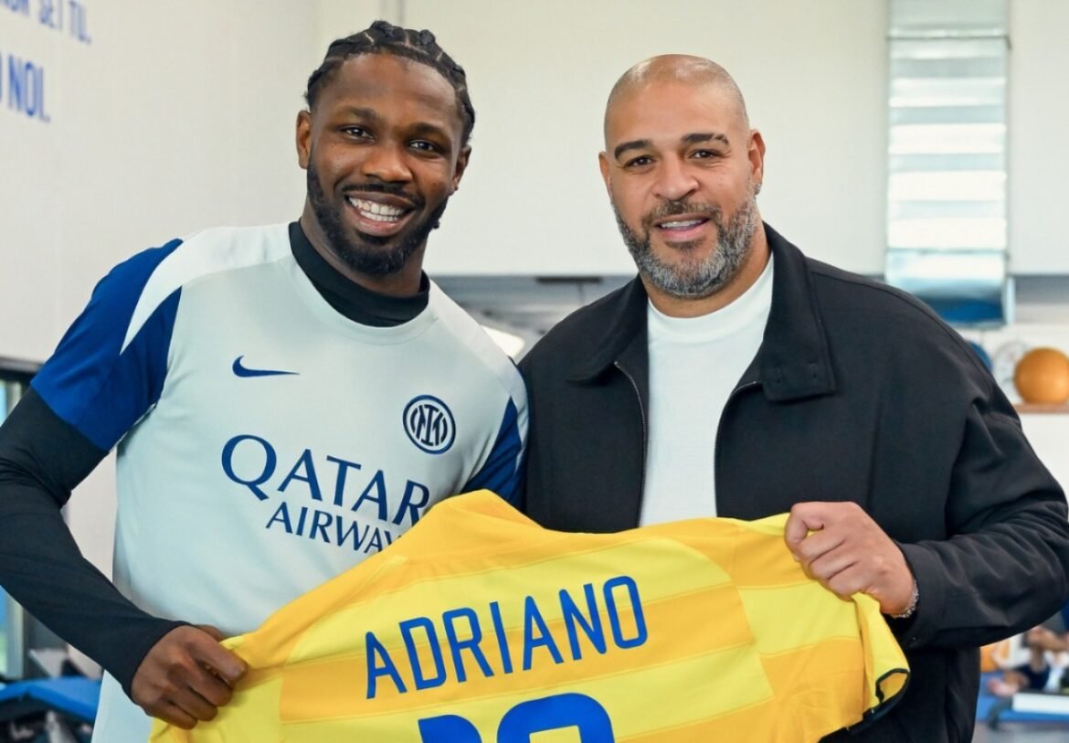 Adriano Imperador faz visita ao CT da Inter e toca o coração de Marcus Thuram.