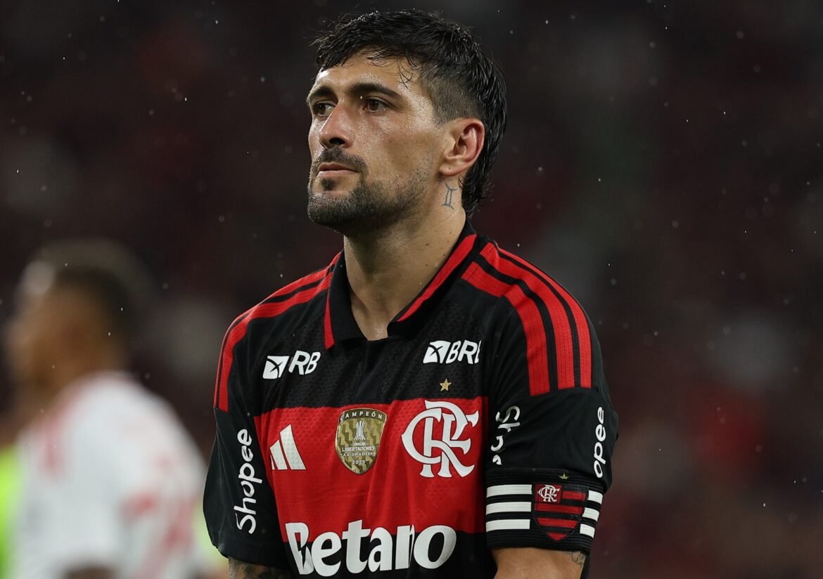 Arrascaeta faz gol contra o Madureira e atinge a marca de 100 gols pelo Flamengo.