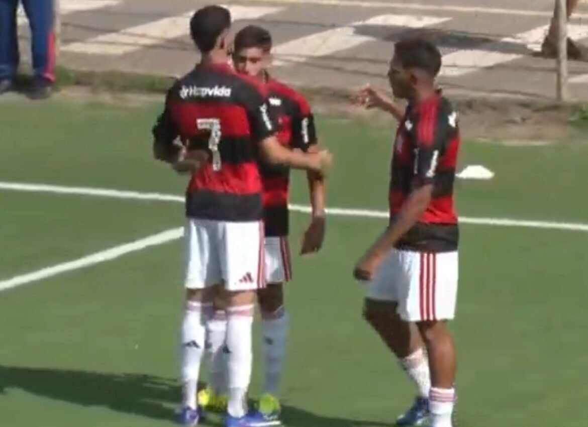 Com ótima performance de Josmar, Flamengo supera apagão e derrota o Bragantino no Brasileirão Sub-20.