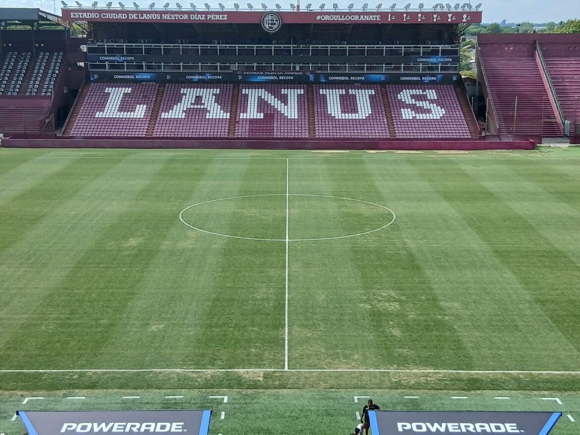 Conmebol mobiliza esforços para restaurar o gramado da partida entre Lanús e Flamengo.