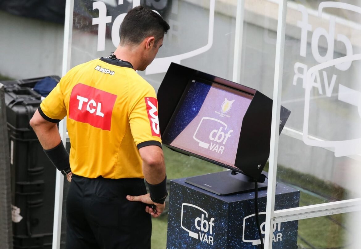 Ex-árbitro revela influência externa do observador do VAR em Flamengo x Corinthians