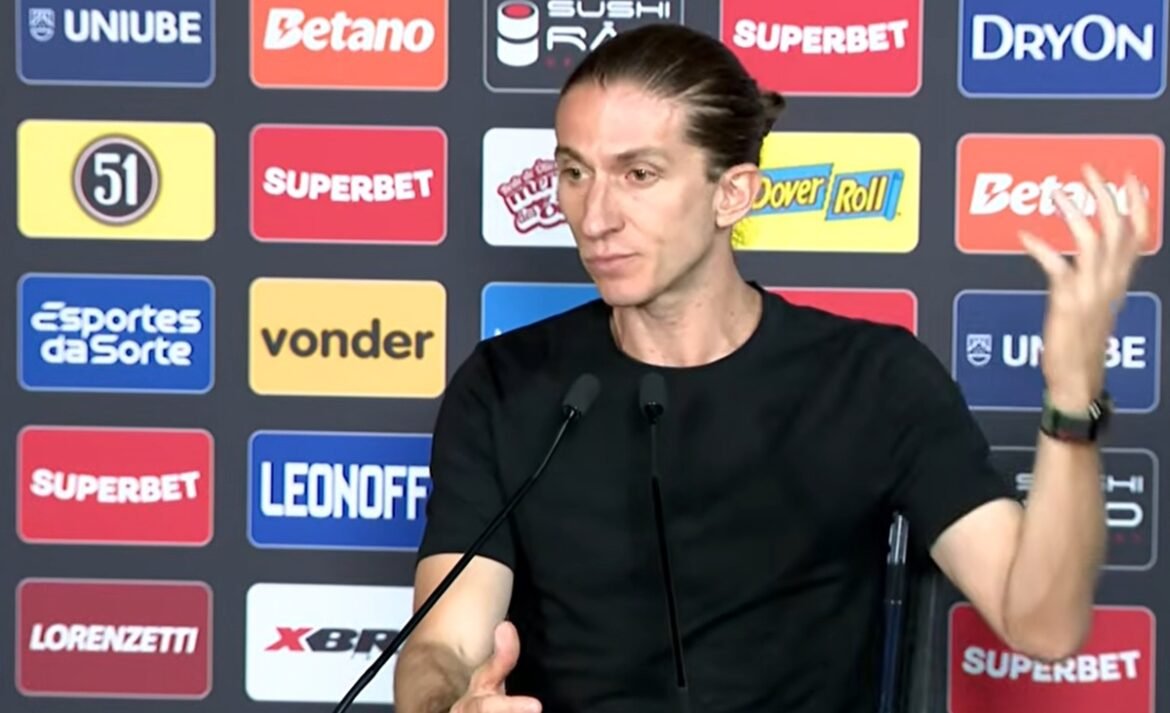 Filipe Luís reconhece desempenho fraco do Flamengo diante do Lanús e pede por uma melhoria 'imediata'