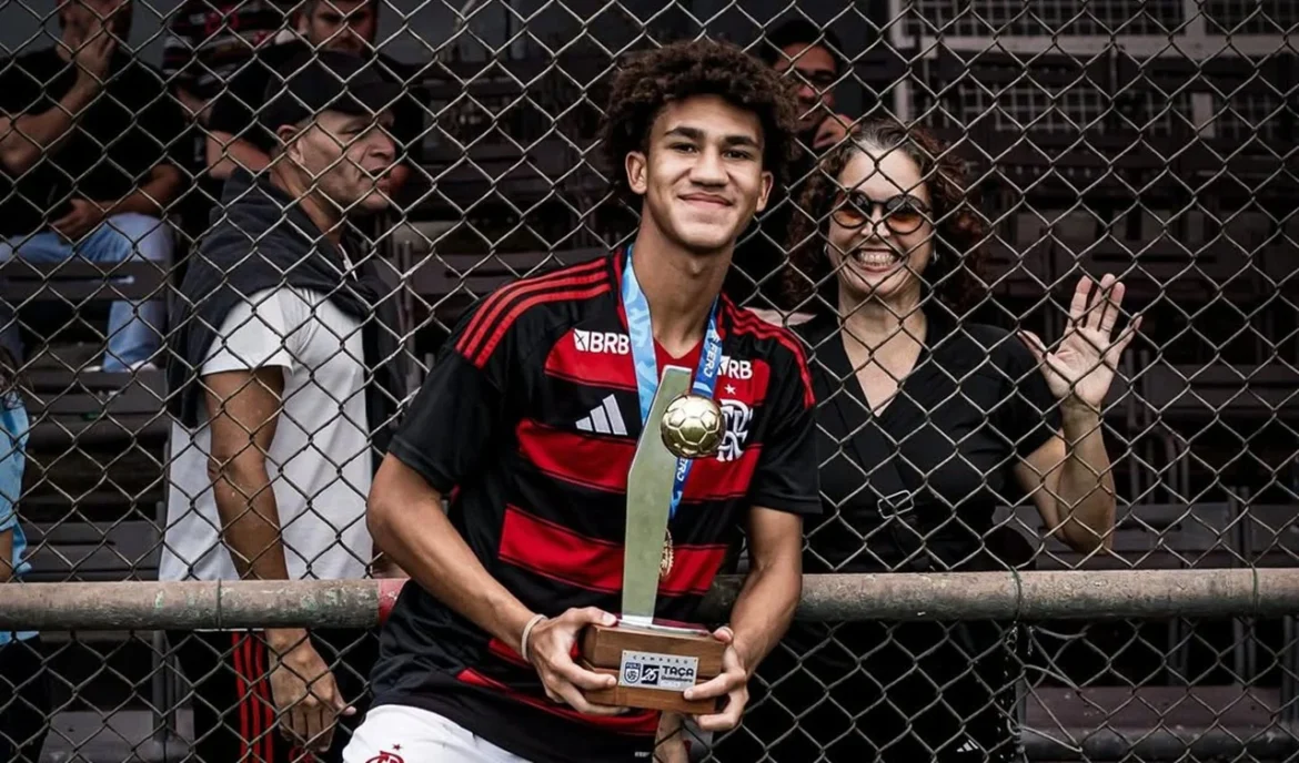 Flamengo anuncia transferência de lateral para o Palmeiras.