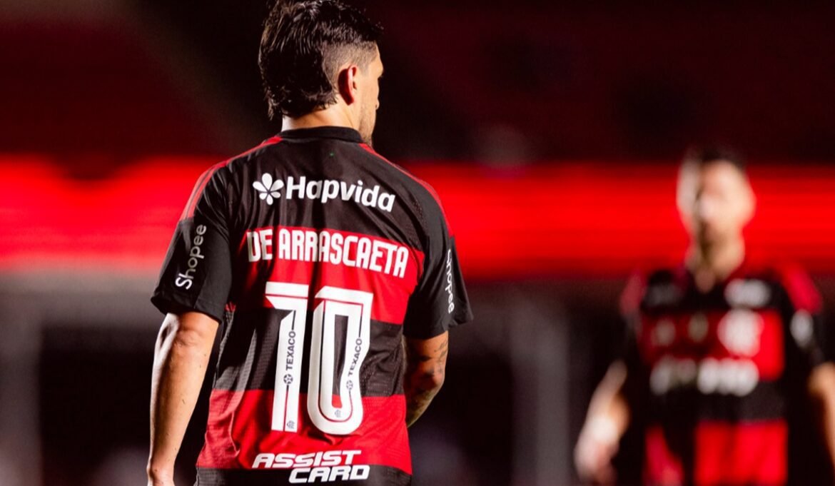 Flamengo e Lanús: Conmebol divulga os uniformes para o jogo de volta da Recopa