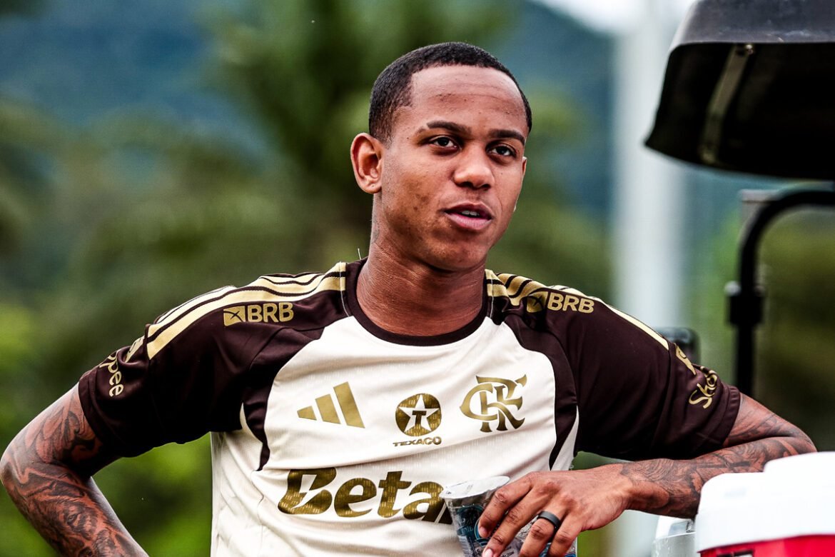 Flamengo se pronuncia sobre Wallace Yan após conflito com o Bragantino.