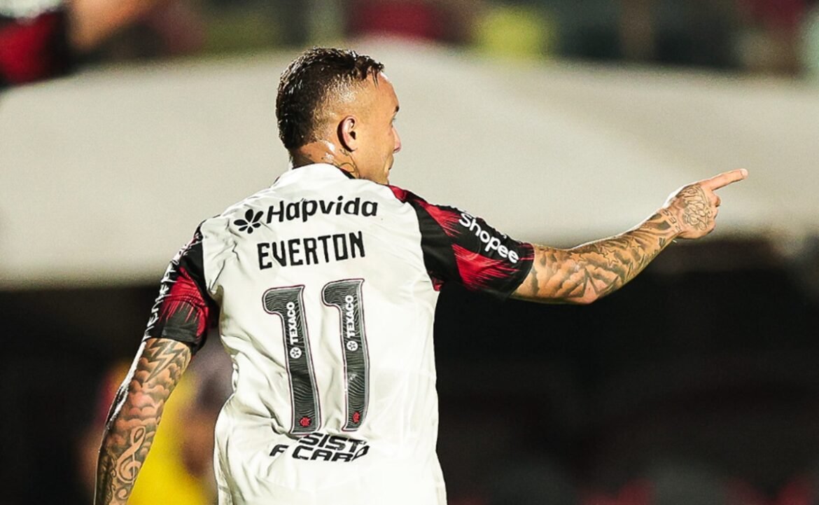 Flamengo toma medidas rápidas para garantir a permanência de Everton Cebolinha.
