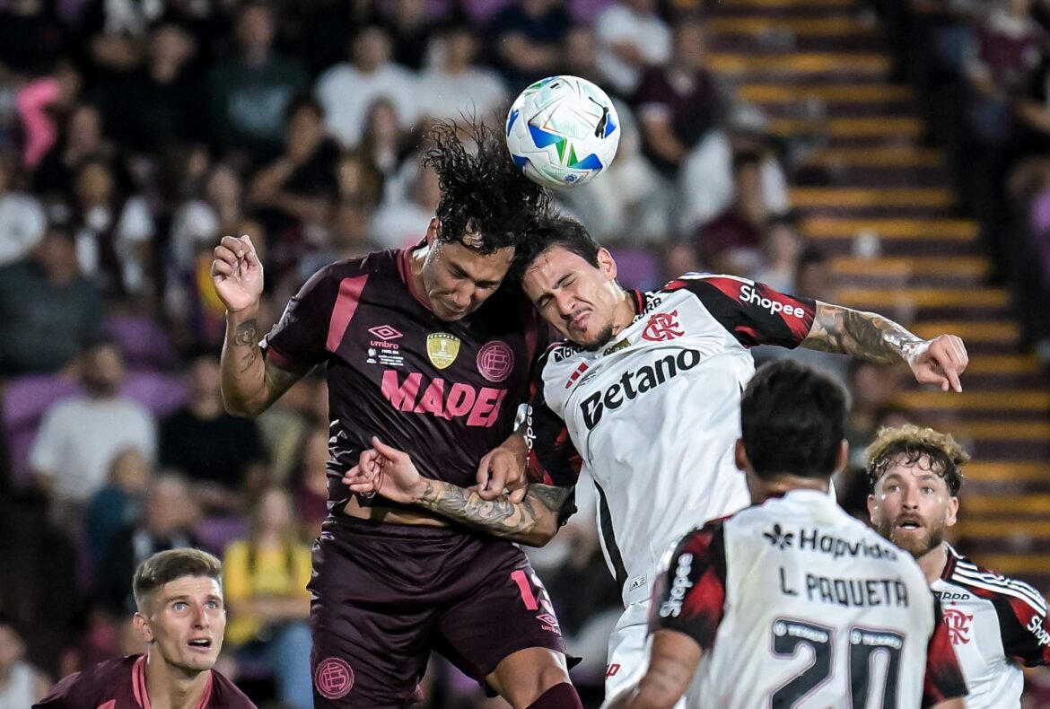 Imprensa argentina destaca a superioridade tática do Lanús em relação ao Flamengo, apesar das disparidades financeiras.