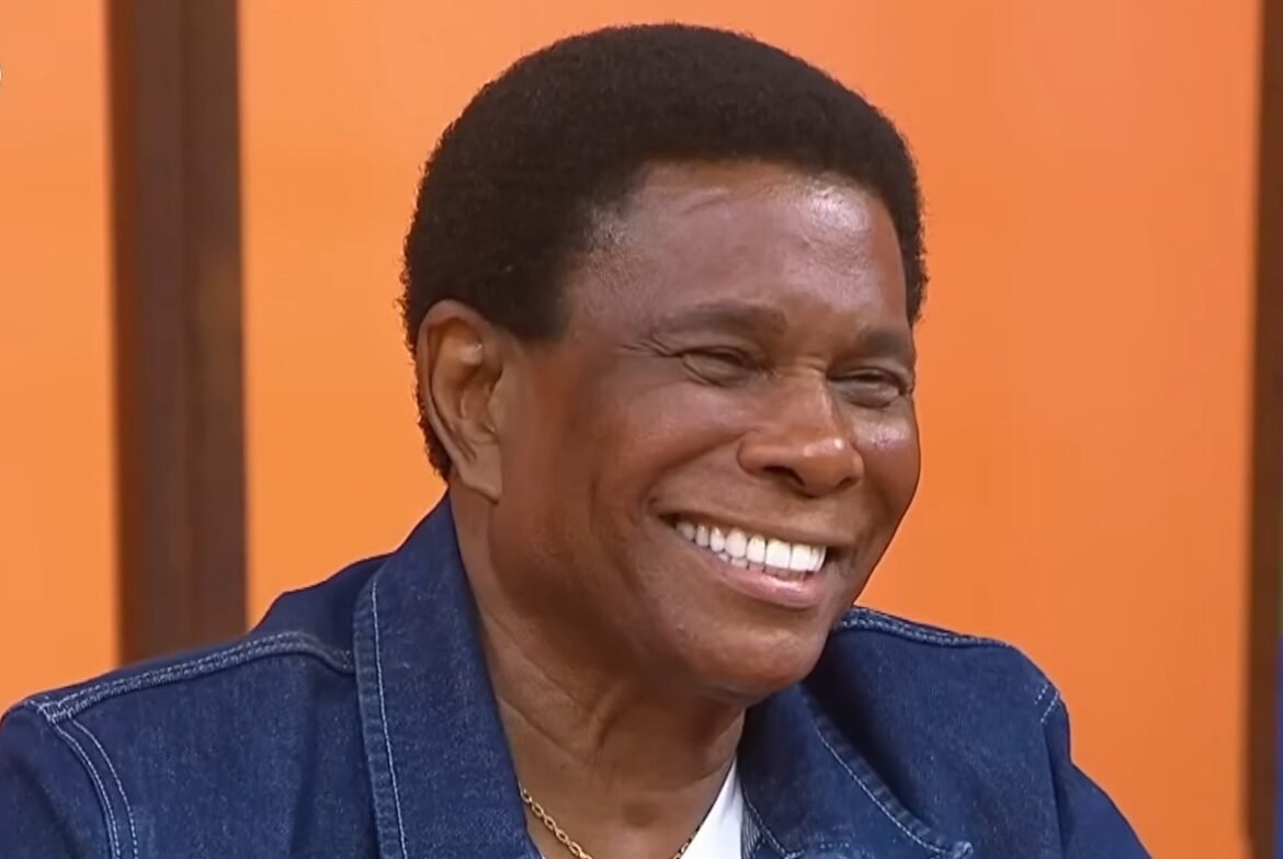 Neguinho da Beija-Flor revela que a canção 'Domingo eu vou ao Maracanã' foi feita para um rival.