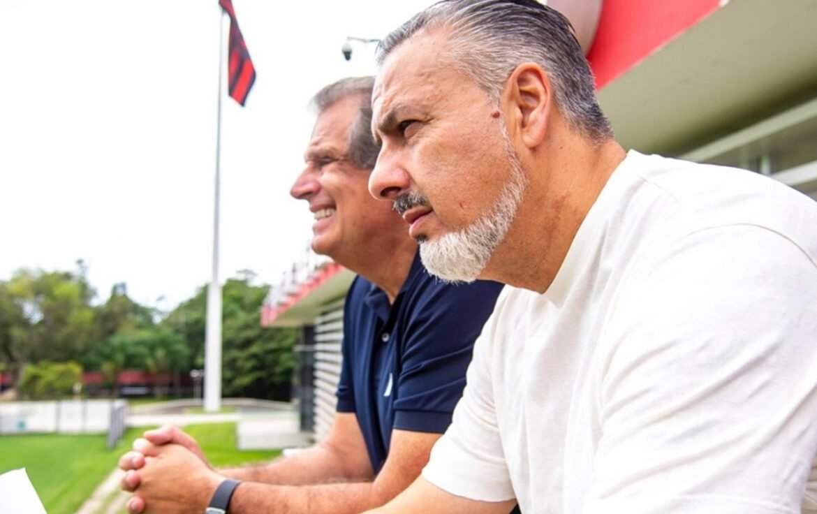 Reunião tensa e jogadores insatisfeitos: Bap intensifica a conversa com Filipe Luís e Boto antes da final da Recopa.