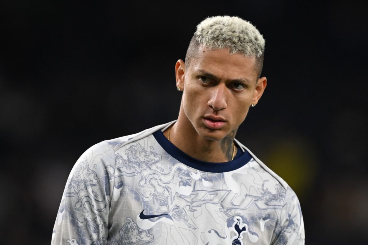 Richarlison enfrenta grande desaprovação dos torcedores após aproximação do Flamengo.