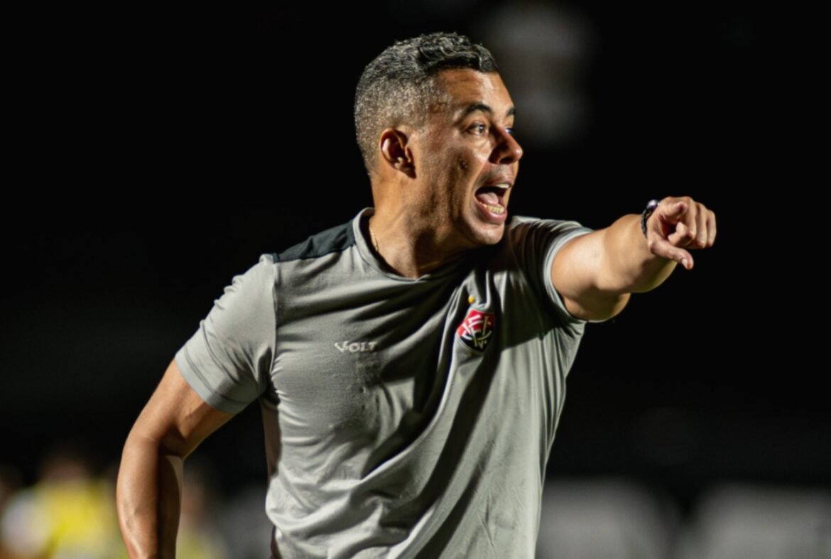 Treinador do Vitória, Jair Ventura, antecipa duelo com o Flamengo: 'Time vencedor em tudo'