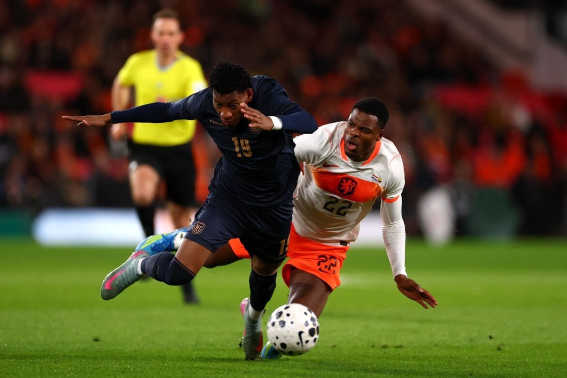 Atacante do Flamengo provoca expulsão e ganha pênalti.