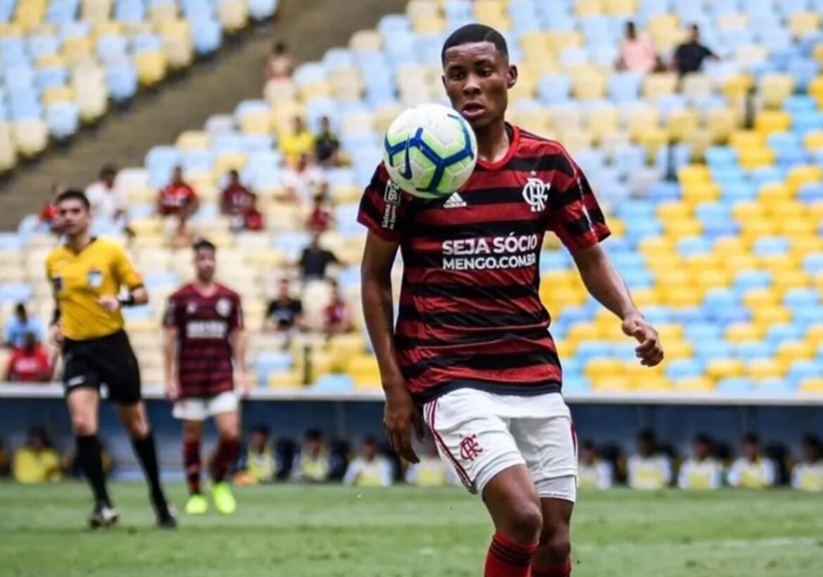 Botafogo contrata ex-jogador do Flamengo que foi campeão do Brasileirão e da Copa do Brasil.