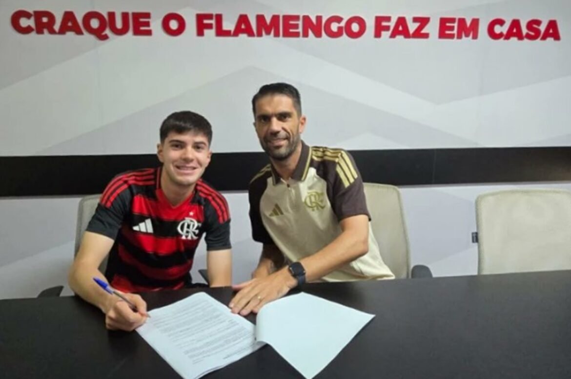 Flamengo confirma a chegada do zagueiro mexicano Diego Reyes.