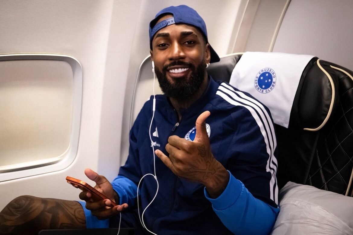 Recepção calorosa: Gerson é surpreendido por oficial de Justiça na entrada de hotel no Rio de Janeiro.