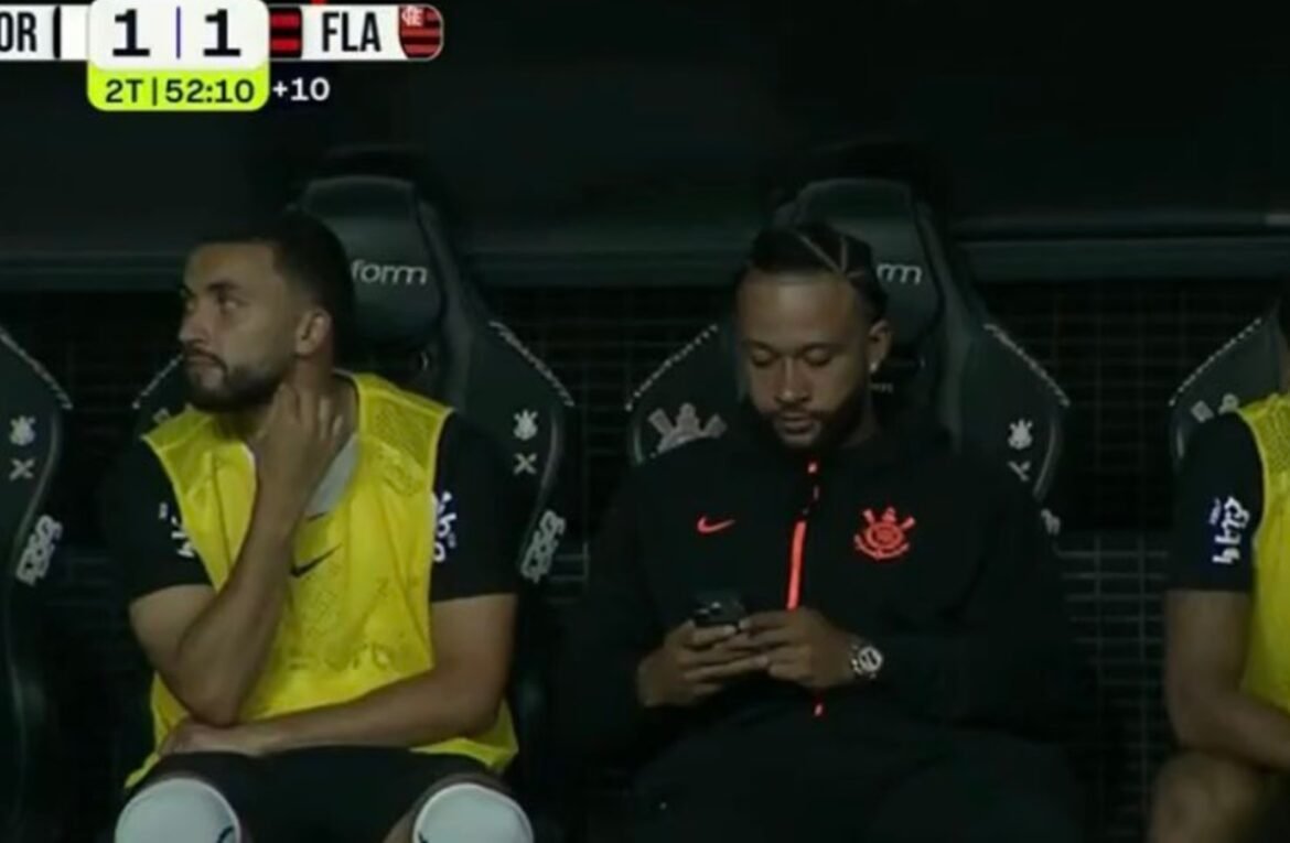 STJD analisa punição severa a Memphis Depay por uso de celular durante partida contra o Flamengo.