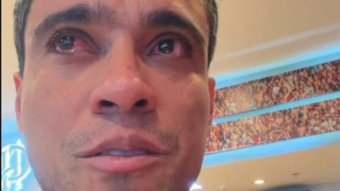 Wendell Lira se emociona ao adquirir uniforme do Flamengo para o filho.