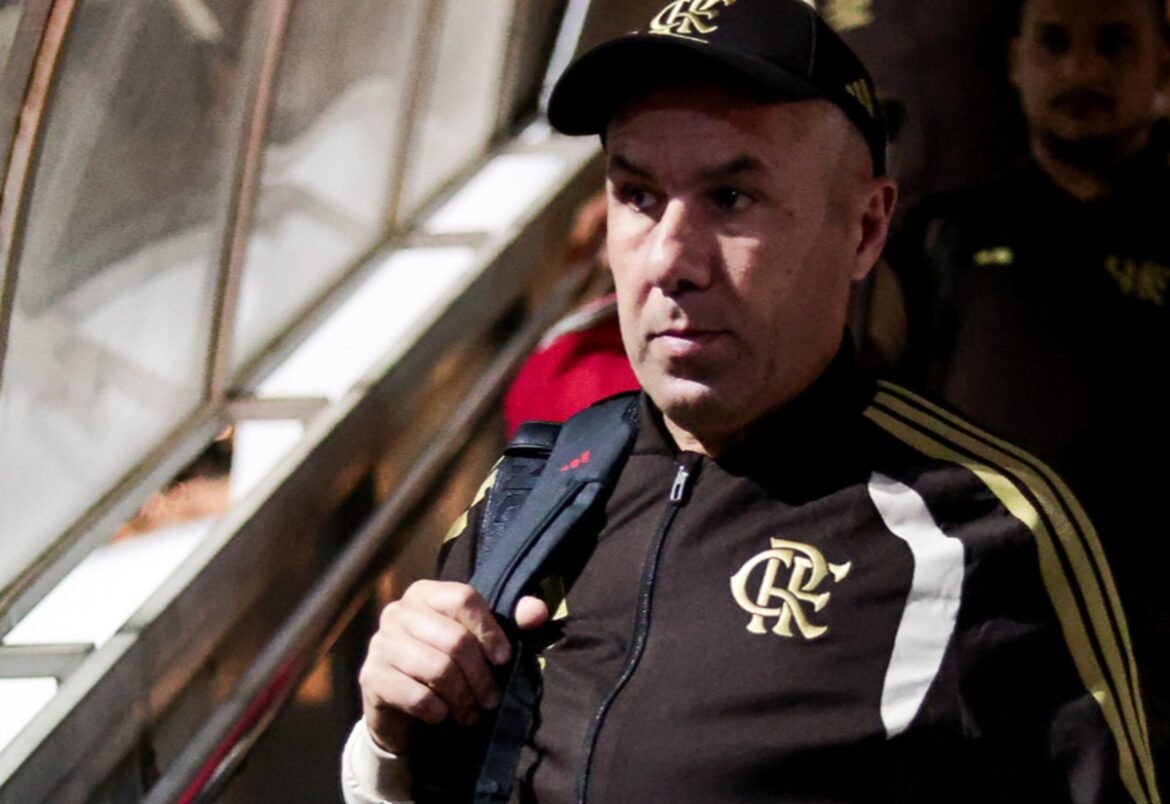 Leonardo Jardim libera a transferência de dois atletas do Flamengo.