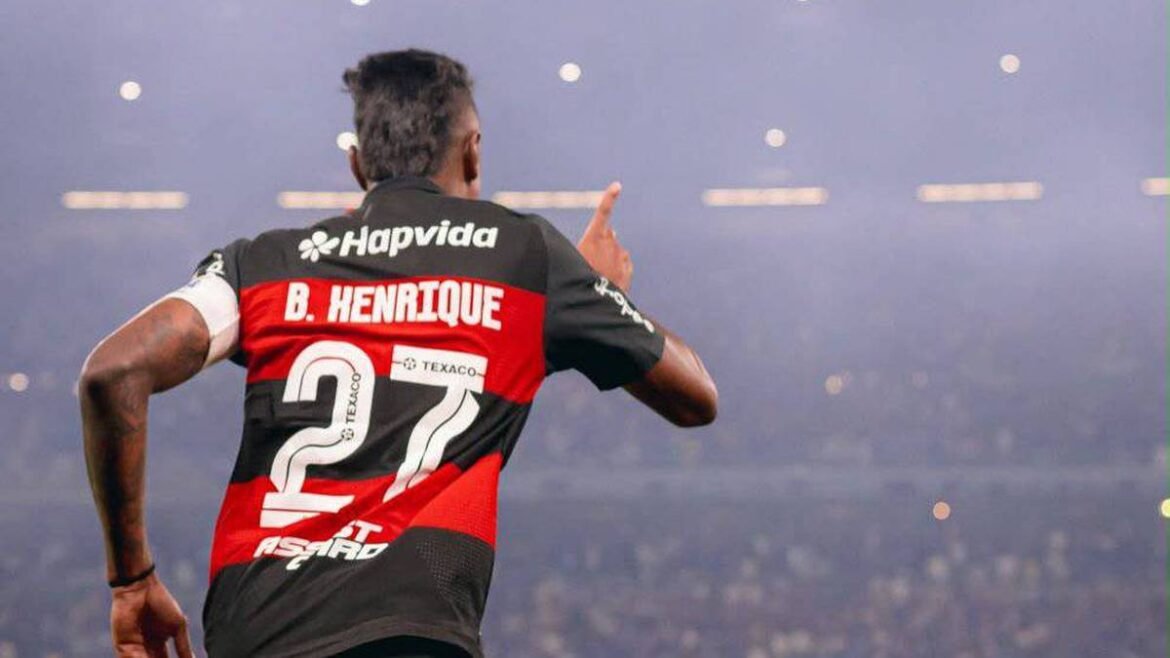 Bruno Henrique deixa o campo mancando após empate com o Cruzeiro e passa por avaliação.