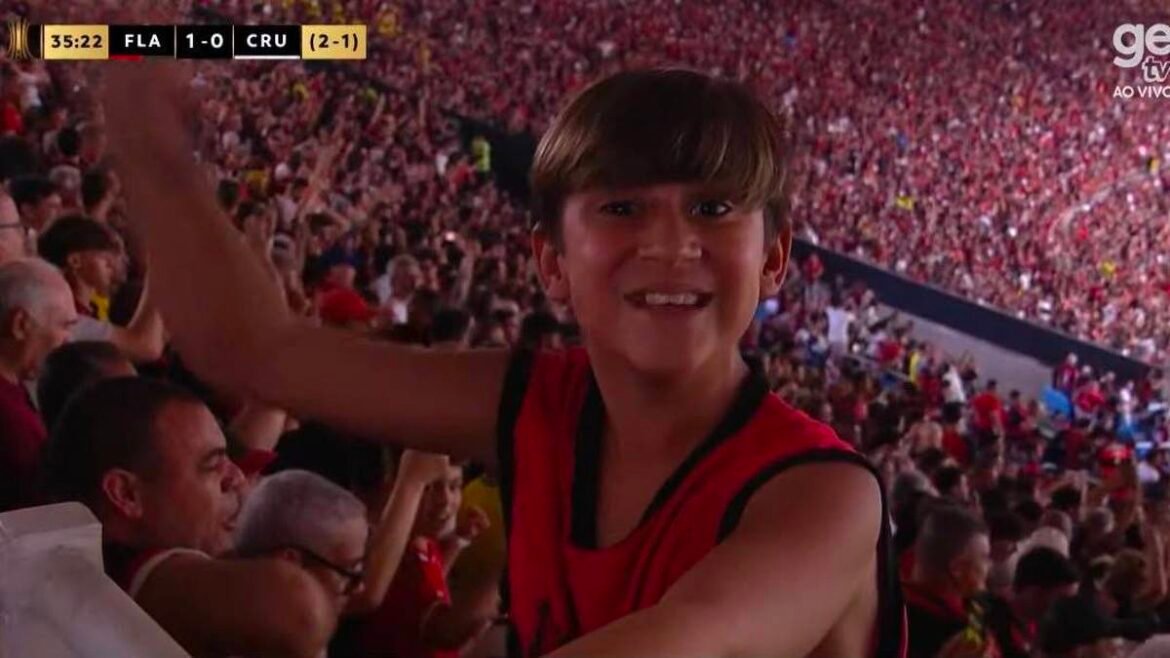 Caio se destaca ao celebrar gol de Arrascaeta, lembrando Zico.