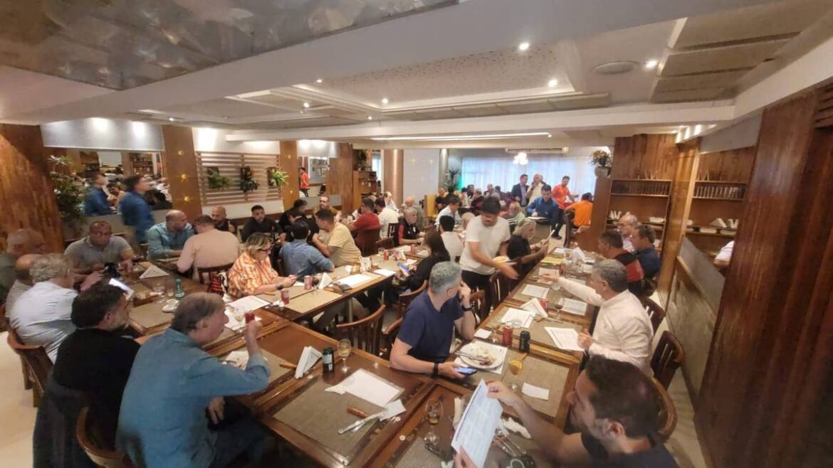Conselheiros do Flamengo se encontram para debater a profissionalização da administração do clube.