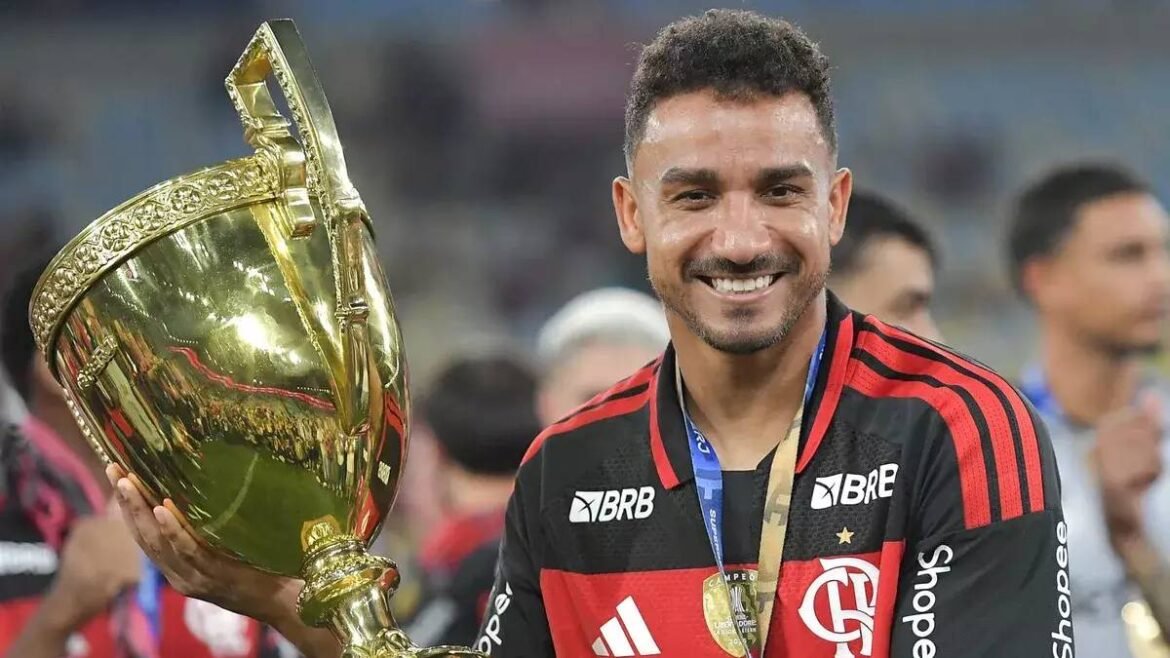 Danilo revela desejo de estender contrato com o Flamengo até 2027 em entrevista.