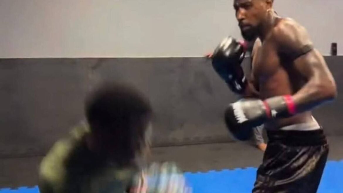 Emerson Royal comenta sobre o boxe e afirma que isso contribui para sua forma física e para o Flamengo.