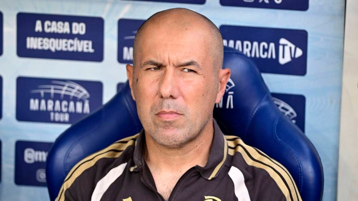 Flamengo avança com contratações de Anthony Valencia e Joaquín Freitas para a Libertadores.