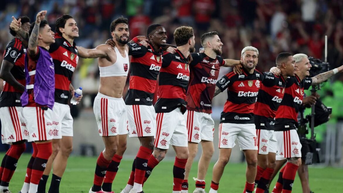 Flamengo avança para as quartas de final da Libertadores após enfrentar crise e pressão interna.