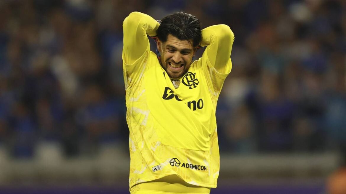 Flamengo é derrotado pelo Cruzeiro por 2 a 1 e intensifica a pressão sobre Rossi na Libertadores.