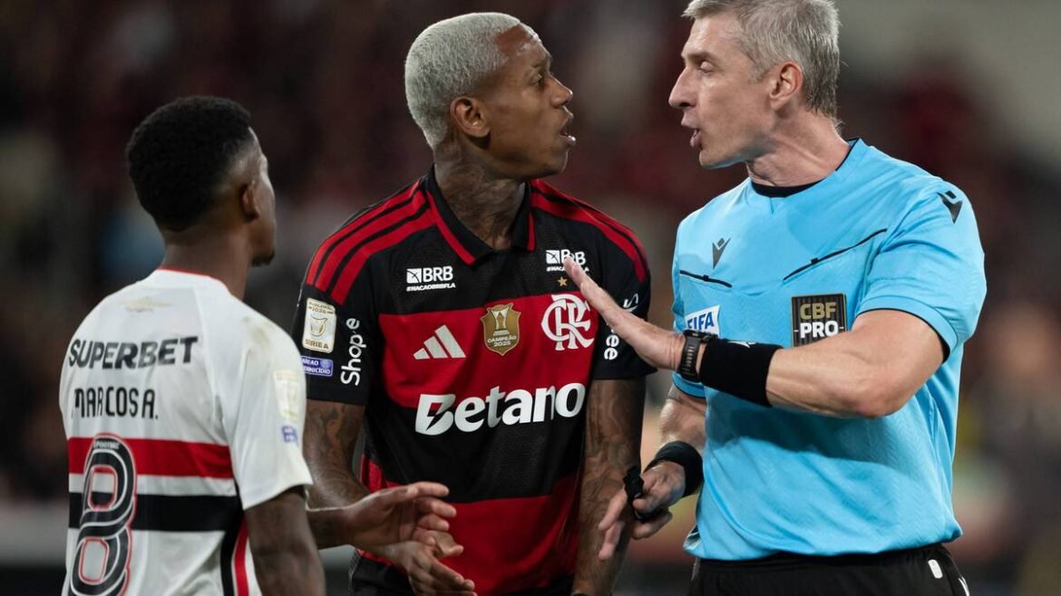 Flamengo está em tratativas para vender Wallace Yan ao Bragantino por 6 milhões de euros.