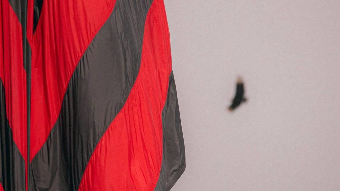 Flamengo reanalisa aquisições e altera estratégia após ser eliminado da Copa do Brasil.