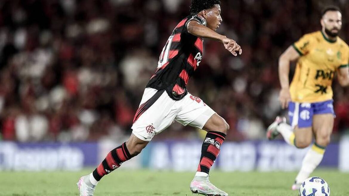 Flamengo suspende investimentos na janela de transferências devido a déficit e necessidade de ajuste orçamentário.
