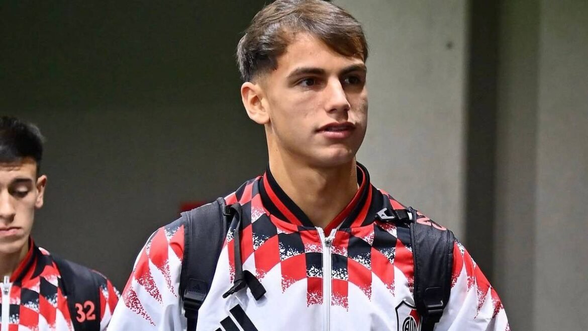 Joaquín Freitas chega ao Rio para finalizar sua transferência para o Flamengo.
